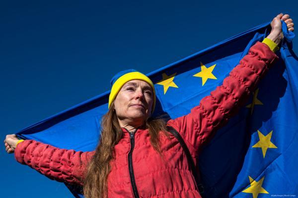žena s vlajkou EU